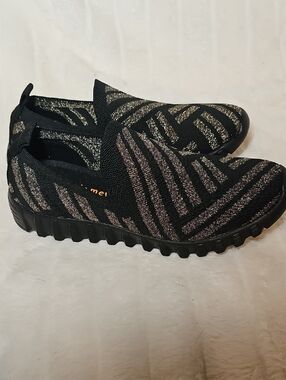bernie mev. Black and Gold Metallic Slip-On Flat